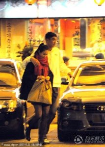 張博否認機場曾牽手翟凌 澄清戀人關(guān)系稱只是好友