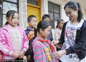 翟凌云南探訪 送水送油送現(xiàn)金