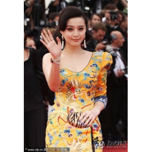 范冰冰身著龍袍禮服 閃耀戛納開幕式紅毯