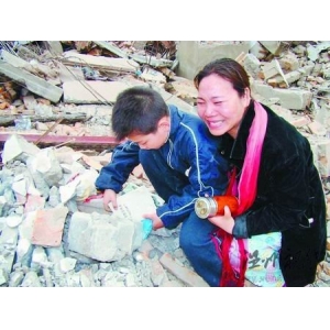 河南開發商將住戶拖出房強拆 事后稱拆錯了