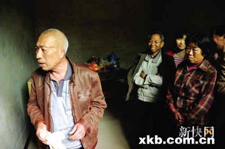 趙作海在姐姐家里,聽了大家的意見,很是糾結。