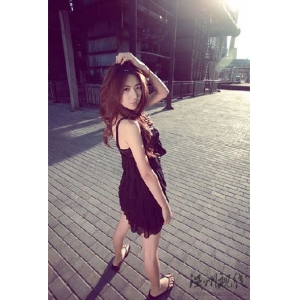 閆氏廢棄工廠性感寫(xiě)真 穿蕾絲裙詮釋非主流