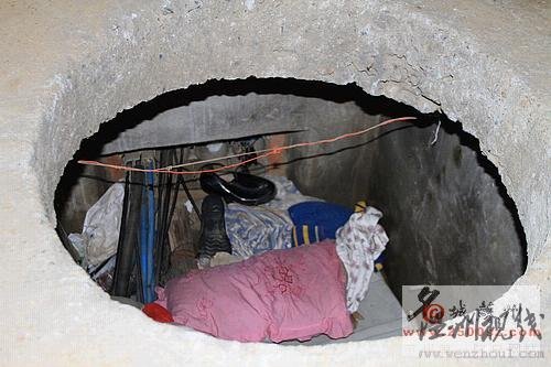 組圖:蘇州男子蝸居井下 門(mén)板寫(xiě)滿(mǎn)哀嘆語(yǔ)句