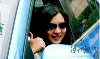 ＂女人開車是杯具＂追蹤：兩美女下＂戰(zhàn)書＂挑戰(zhàn)
