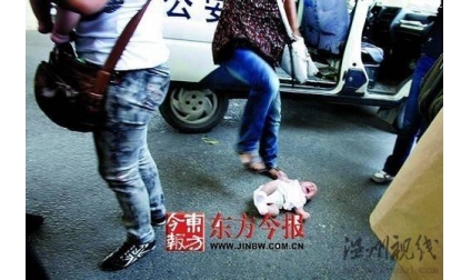 鄭州街頭2名女子偷手機(jī)被抓 猛踹懷中嬰兒
