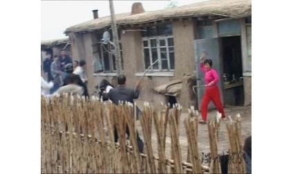 村民因信大仙集體發(fā)作精神病 警察動用催淚彈