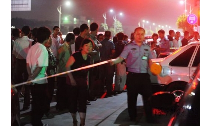 鄭州一名持刀男子將超市女老板劫持與警方對峙