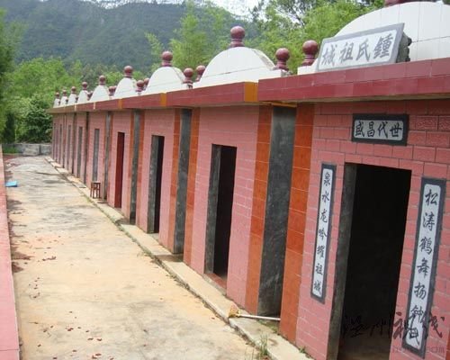 廣東一農(nóng)場建150座豪墓成