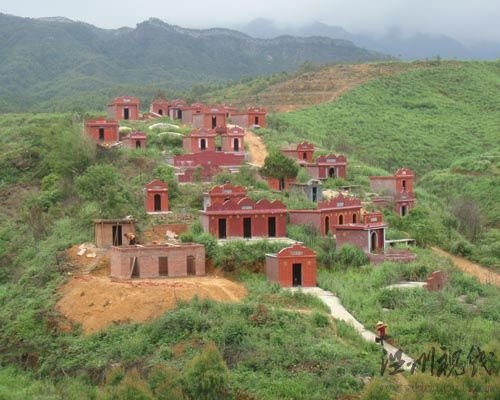 廣東一農(nóng)場建150座豪墓成