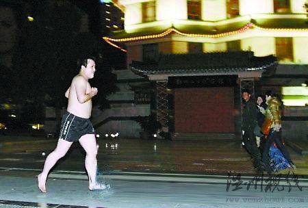 高房價時代逼出的行為藝術