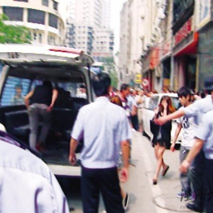 廣州警方荷槍實彈清查KTV帶回近600人調(diào)查