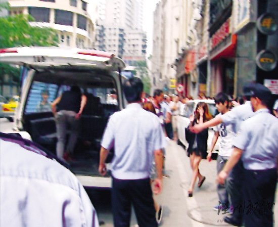 廣州警方荷槍實彈清查KTV帶回近600人調查(圖)