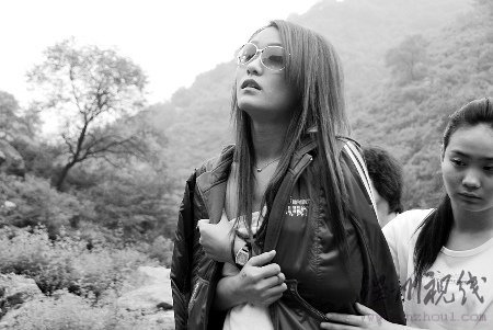 村民持樹枝驅趕拍寫真裸女 稱丟人現眼(組圖)