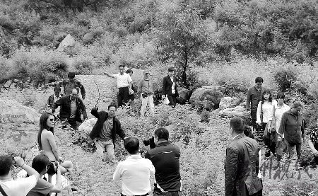 “光的光著身子,拍的拍,丟不丟人嘞”