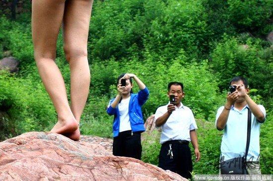村民驅趕拍寫真裸女稱丟人現眼(組圖)