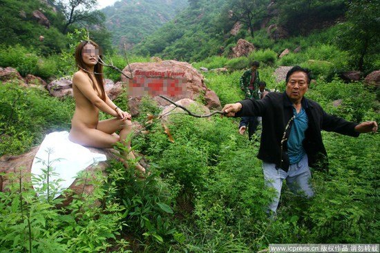 村民驅趕拍寫真裸女稱丟人現眼(組圖)