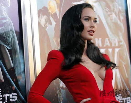 C羅內(nèi)衣廣告搭檔低胸亮相 梅甘秀性感