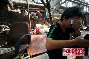 6月18日,自殺女生的媽媽在自己收的廢品前難過(guò)不已