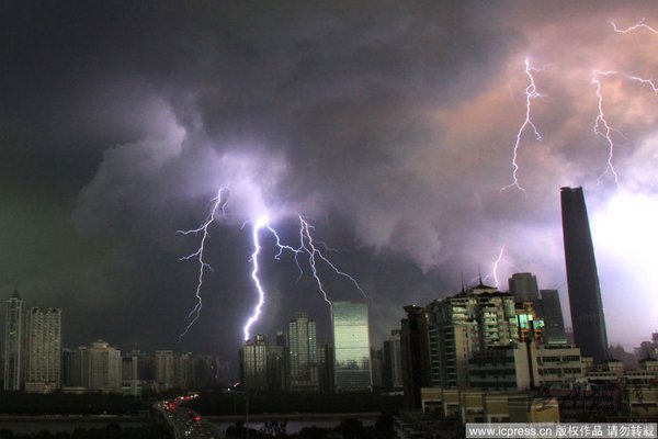 2010年6月21日16時許,廣州烏云密布,驚雷閃電劃破天空。攝影:馮今寧 / 東方IC