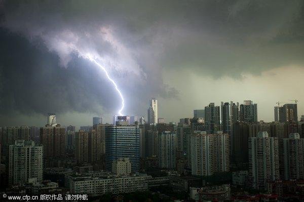 2010年6月21日16時許,廣州烏云密布,驚雷閃電劃破天空。攝影: 賈朔/CFP