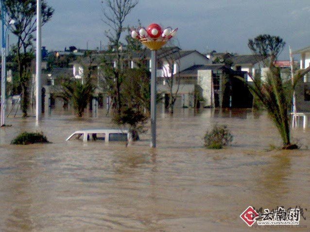 快訊:云南網(wǎng)記者趕到馬龍縣 被困城邊無(wú)法進(jìn)入(組圖)