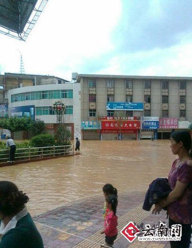 云南馬龍縣出現(xiàn)水庫(kù)漫壩縣城被水淹