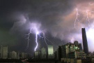 廣州市區上空巨大閃電