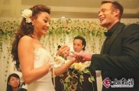 馬雅舒婚禮激吻老外 新郎痛哭