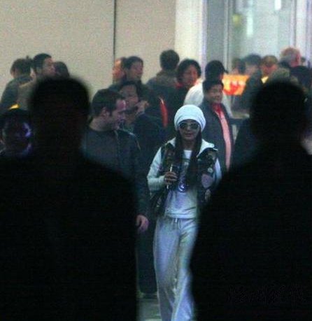 馬雅舒和老外男友甜蜜著邊走邊聊天