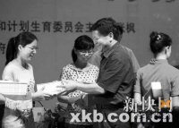 廣東計生官員講座大談性福 女干部害羞離場