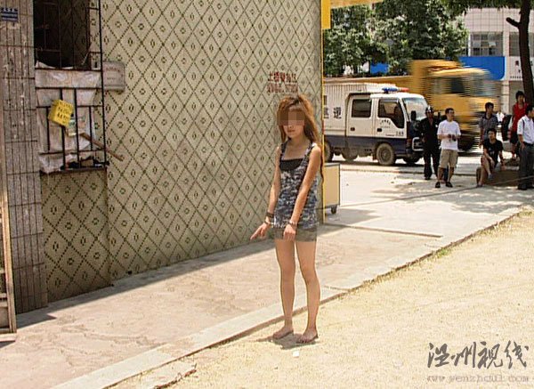  有很多網友認為清溪鎮三中派出所公布涉嫌賣淫女子游街照片的行為有些過分。