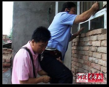 男子因矛盾劫持前妻 女兒哭求狙擊手別開(kāi)槍