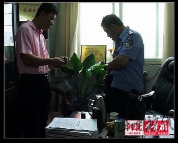 男子因矛盾劫持前妻 女兒哭求狙擊手別開(kāi)槍