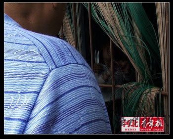 男子因矛盾劫持前妻 女兒哭求狙擊手別開(kāi)槍