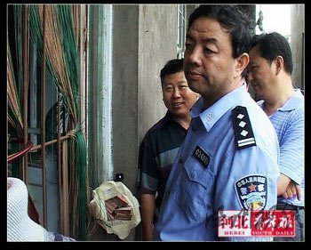 男子因矛盾劫持前妻 女兒哭求狙擊手別開(kāi)槍