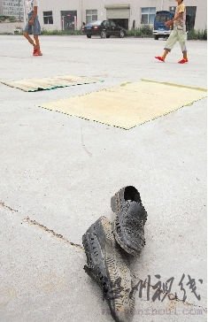 女子駕車碾壓農民工后多次返回現場沖撞人群(圖)