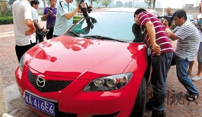 這就是當(dāng)晚連撞數(shù)人的紅色馬自達(dá)轎車