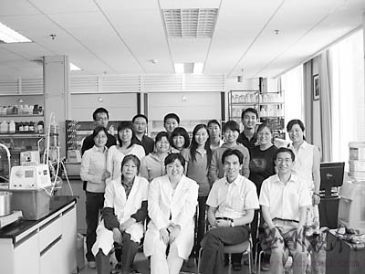 劉吉開和他的團隊（前排右二為劉吉開）