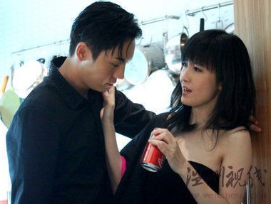 昔日玉女周慧敏新片激情戲曝光,陳偉霆稱伏在周小姐身上真是很緊張