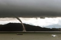 “龍吸水”“水龍卷”奇觀驚現(xiàn)深圳 全程持續(xù)十余分