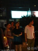 李小璐與母親深夜密會賈乃亮吃燒烤 戀情終曝光