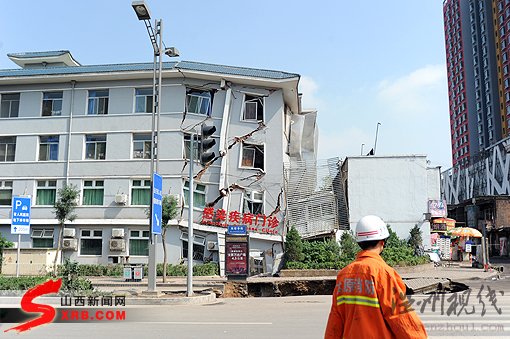 山西省人民醫院前地面塌陷致門診樓側塌(組圖)