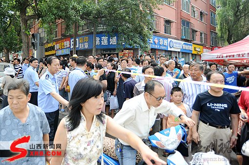 山西省人民醫院前地面塌陷致門診樓側塌(組圖)