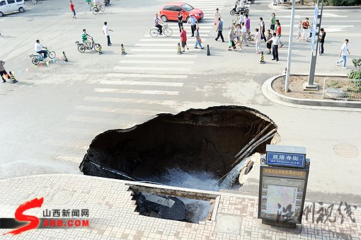 山西省人民醫院前地面塌陷致門診樓側塌(組圖)