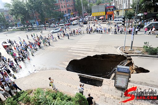 山西省人民醫院前地面塌陷致門診樓側塌(組圖)