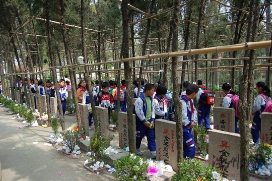 小學組織學生掃墓向每人收25元遭質疑