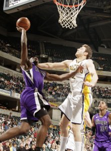 埃文斯復(fù)出準(zhǔn)3雙難救主 國(guó)王不敵步行者遭5連敗