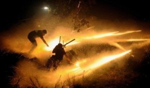 復活節的特殊煙花－希臘小島民眾發射數千土制火箭