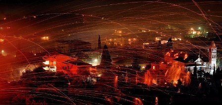 希臘小島民眾發(fā)射數(shù)千土制火箭慶復(fù)活節(jié)(圖)