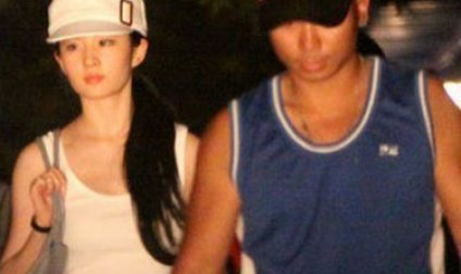 劉亦菲與神秘男子牽手漫步 疑似戀情曝光